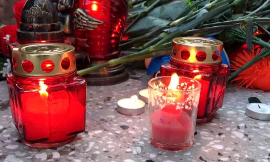 Жители Коряжмы в дань памяти погибшим в Кемерове выпустили в небо десятки белых шаров
