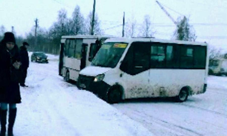 В Архангельске дорожный коллапс привёл к столкновению пассажирских автобусов