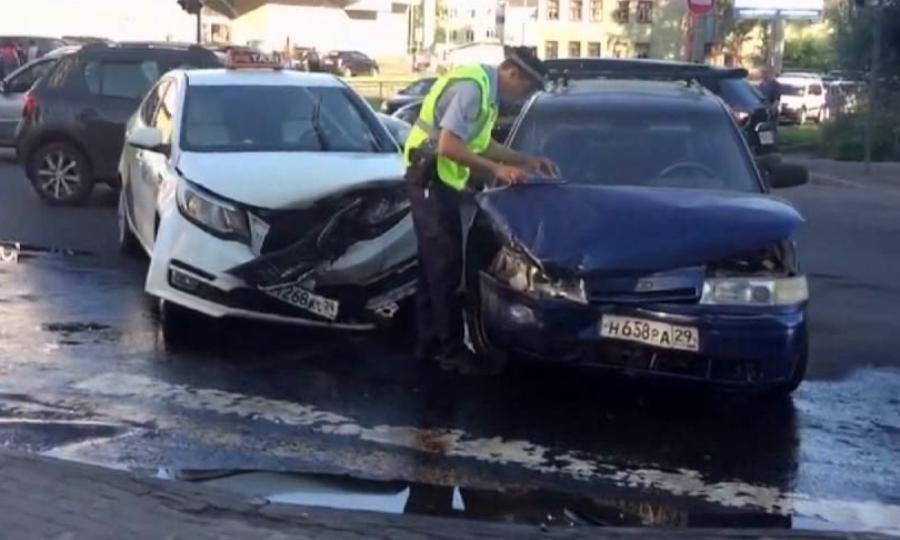 Авария с участием такси произошла сегодня вечером в Архангельске